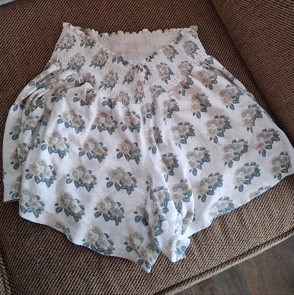 kate quinn White Floral Smocked Waist Shorts